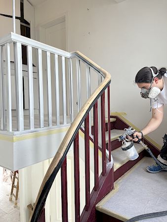 Lackieren einer Holztreppe