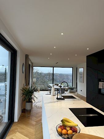 Malerarbeiten in einem neugebauten Einfamilienhaus