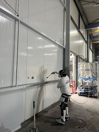 Lackierarbeiten in einer Industriehalle