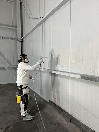 Lackierarbeiten in einer Industriehalle
