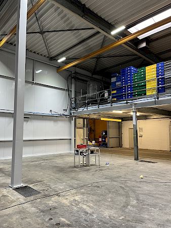 Lackierarbeiten in einer Industriehalle