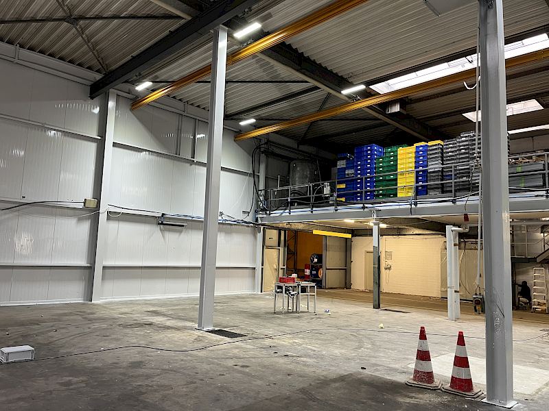 Lackierarbeiten in einer Industriehalle